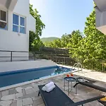 Castle - Five Bedroom With Swimming Pool Zadvarje