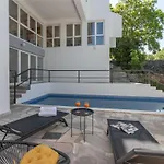 Castle - Five Bedroom With Swimming Pool Villa Zadvarje