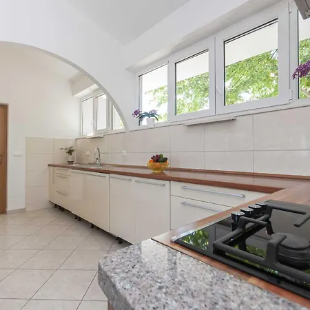 Castle - Five Bedroom With Swimming Pool Villa