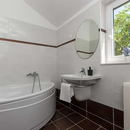Castle - Five Bedroom With Swimming Pool Zadvarje