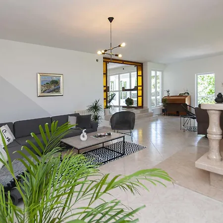 Castle - Five Bedroom With Swimming Pool Villa