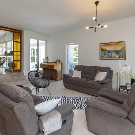 Castle - Five Bedroom With Swimming Pool Villa Zadvarje