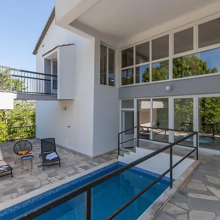 Castle - Five Bedroom With Swimming Pool *