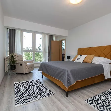 Castle - Five Bedroom With Swimming Pool Zadvarje