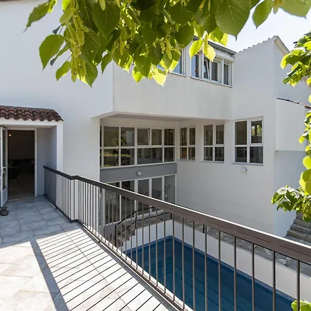 Castle - Five Bedroom With Swimming Pool * Zadvarje