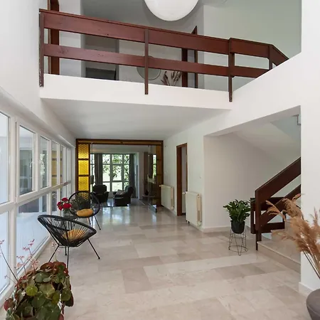 Castle - Five Bedroom With Swimming Pool فيلة
