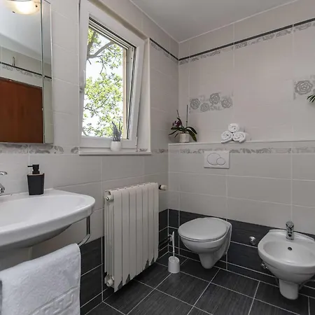 Castle - Five Bedroom With Swimming Pool Villa *