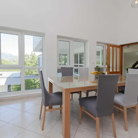 Villa Castle - Five Bedroom With Swimming Pool *