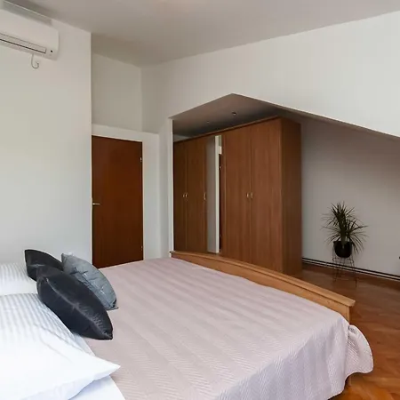 Castle - Five Bedroom With Swimming Pool Villa Zadvarje