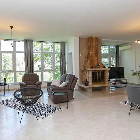 Castle - Five Bedroom With Swimming Pool * Zadvarje