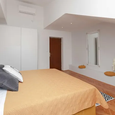 Villa Castle - Five Bedroom With Swimming Pool Zadvarje