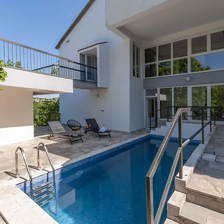 Castle - Five Bedroom With Swimming Pool Zadvarje