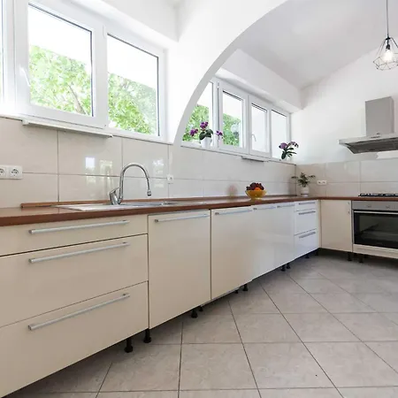 Castle - Five Bedroom With Swimming Pool * Zadvarje
