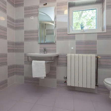 Villa Castle - Five Bedroom With Swimming Pool *