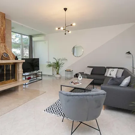 Villa Castle - Five Bedroom With Swimming Pool Zadvarje