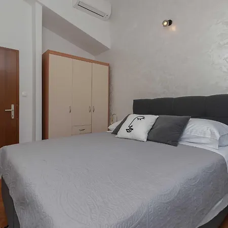 Castle - Five Bedroom With Swimming Pool * Zadvarje