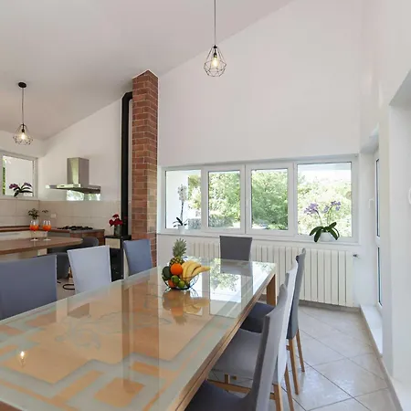 Castle - Five Bedroom With Swimming Pool Villa Zadvarje