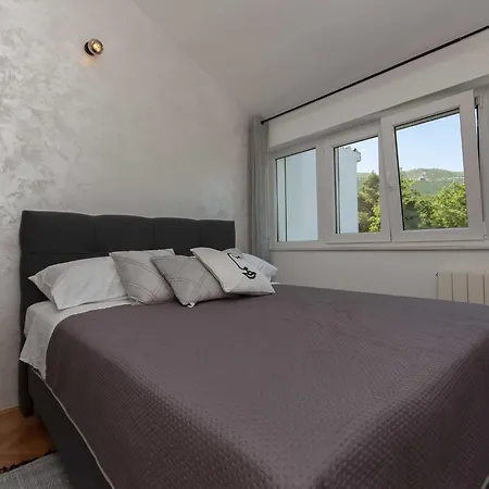 Castle - Five Bedroom With Swimming Pool Zadvarje